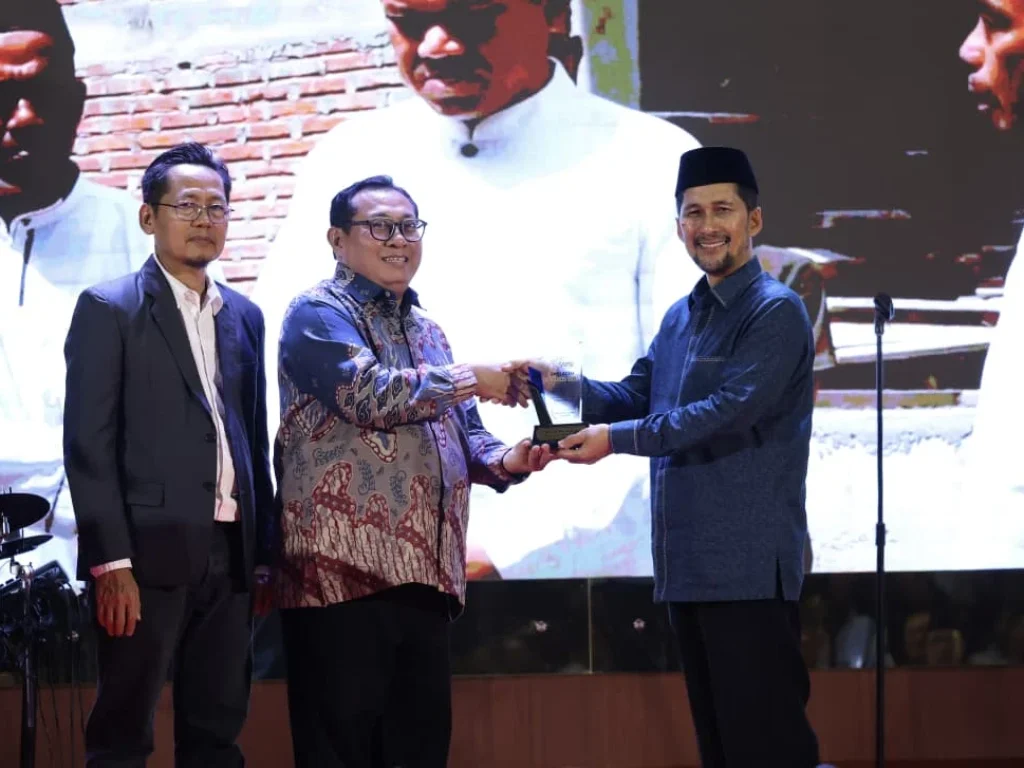Wagub Aceh Terima Penghargaan Tokoh Penguat Ekonomi Syariah Aceh
