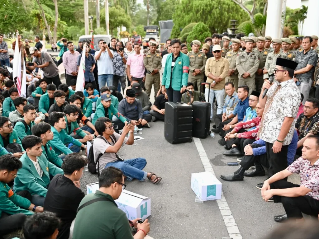 Pelaksana Tugas (Plt) Sekretaris Daerah Aceh Taufik menerima mahasiswa Universitas Syiah Kuala (USK) yang menggelar aksi unjuk rasa terkait penanganan pemulihan pascabencana Aceh di Halaman Kantor Gubernur Aceh, Kamis sore (10/9/2026).