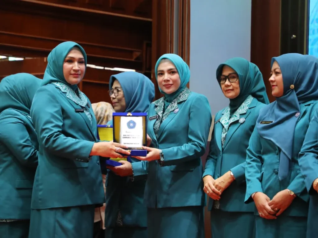 Ketua Tim Penggerak (TP) PKK Kota Lhokseumawe, Ny. Yulinda Sayuti, menghadiri Peringatan Hari Kesatuan Gerak (HKG) PKK Ke-54 Tahun 2026