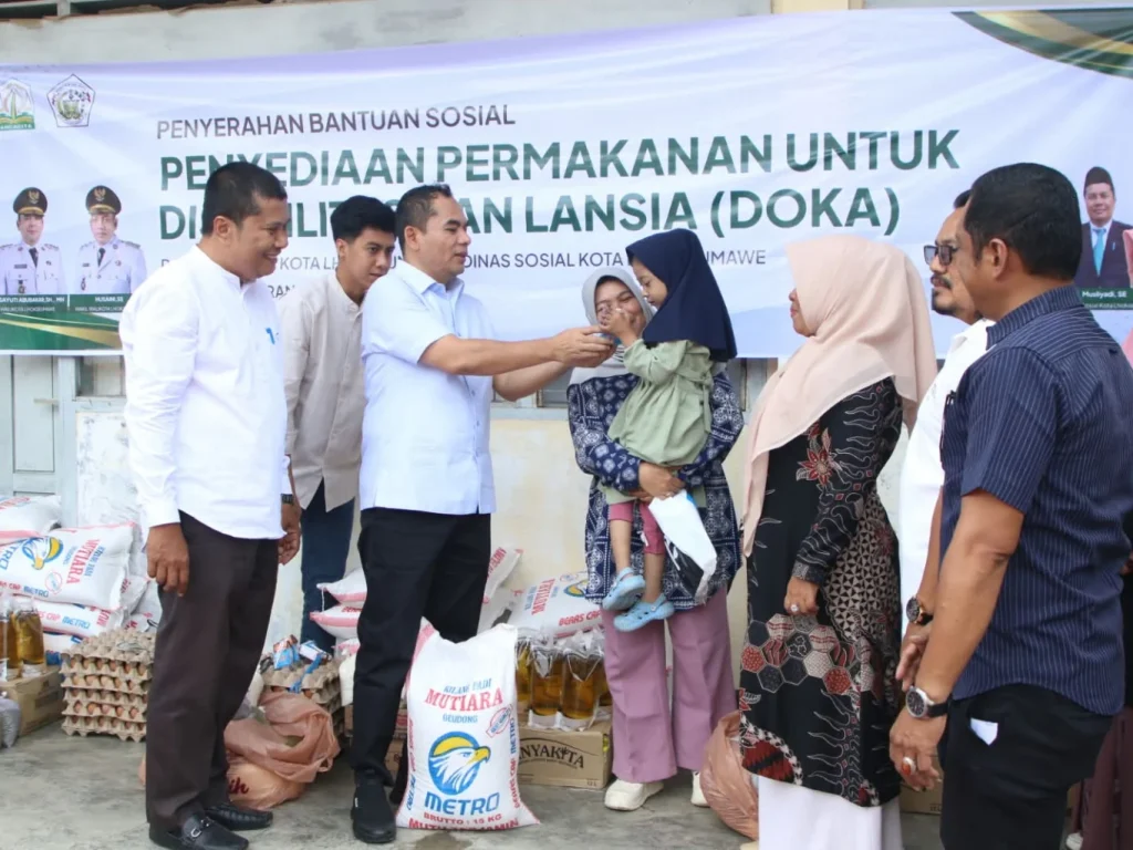 Wali Kota Lhokseumawe Sayuti Abubakar menyerahkan Bantuan Pangan untuk warga Lhokseumawe, Jumat 29/9/2026