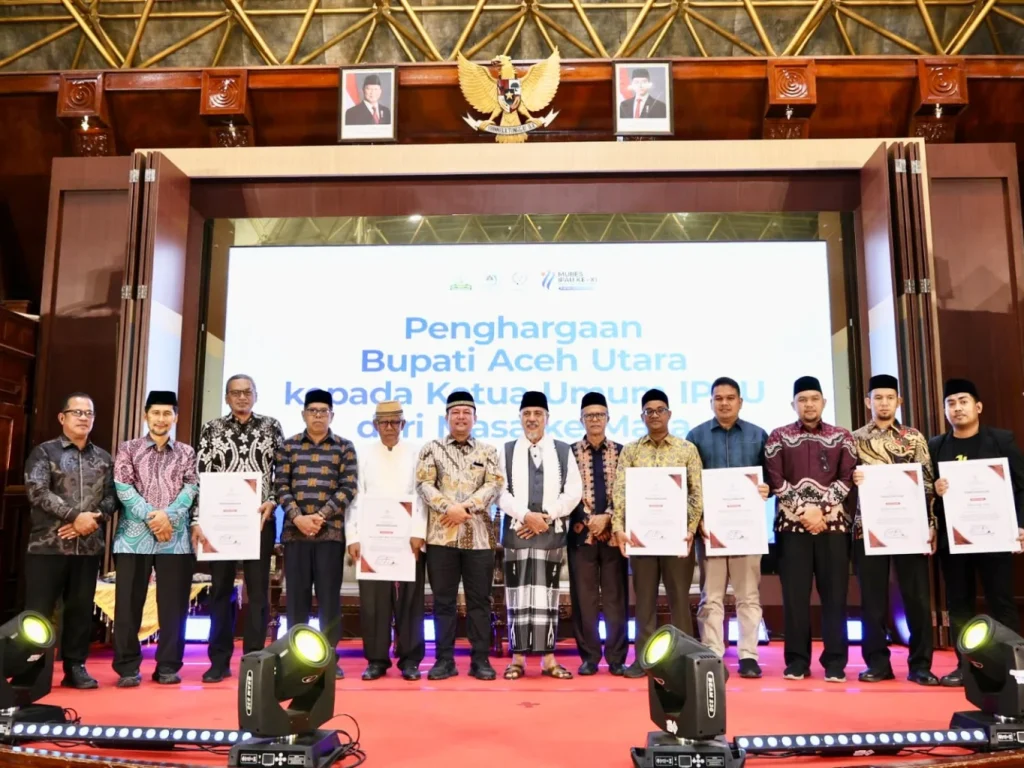 Ayahwa Bupati Serahkan Penghargaan kepada 9 Mantan Ketua Umum IPAU Sejak 1980