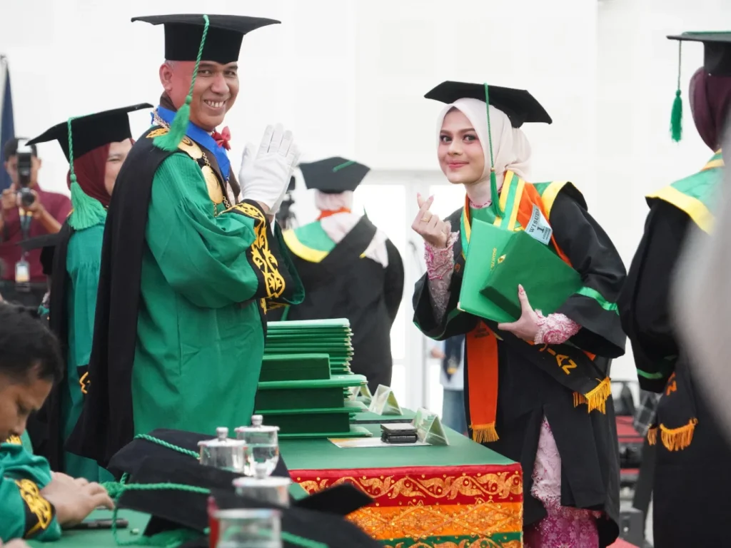 Rektor Unimal Prof. Dr. Herman Fithra ASEAN Eng bersama mahasiwi