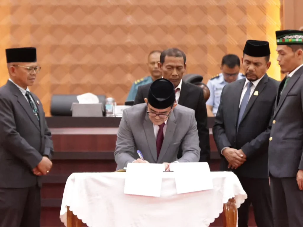 Plt Sekda Aceh dan Pimpinan DPRA Teken Persetujuan Bersama KUA-PPAS Aceh 2027