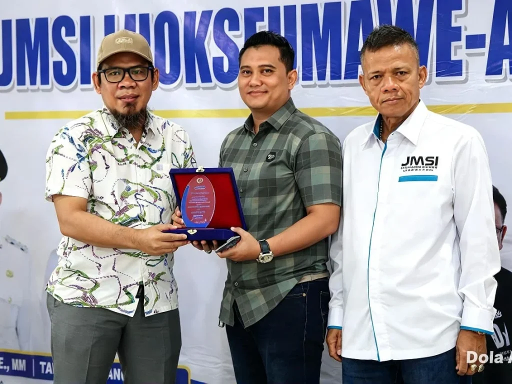 Feri Fernandes, Owner Frame Group sekaligus pemilik portal berita Line1News.com, meraih penghargaan JMSI & PWI Awards 2026