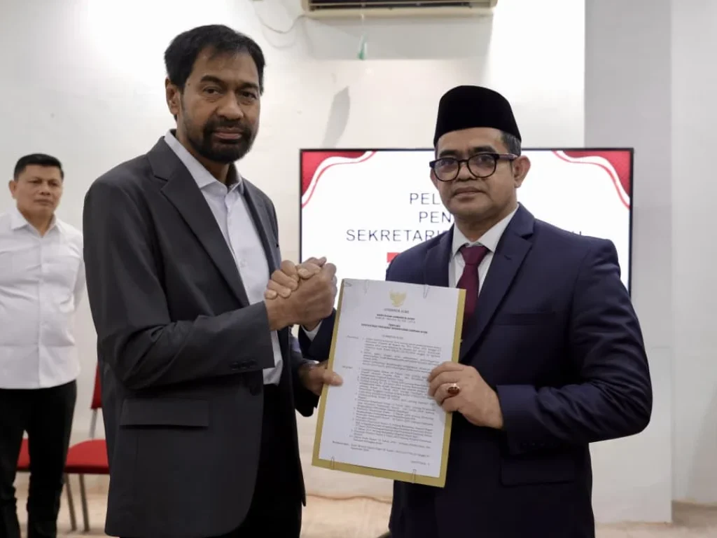 Gubernur Aceh, H. Muzakir Manaf (Mualem), melantik Taufik, S.T., M.Si., sebagai Penjabat Sekretaris Daerah (Sekda) Aceh dalam prosesi pelantikan. Selasa (13/10/2026).