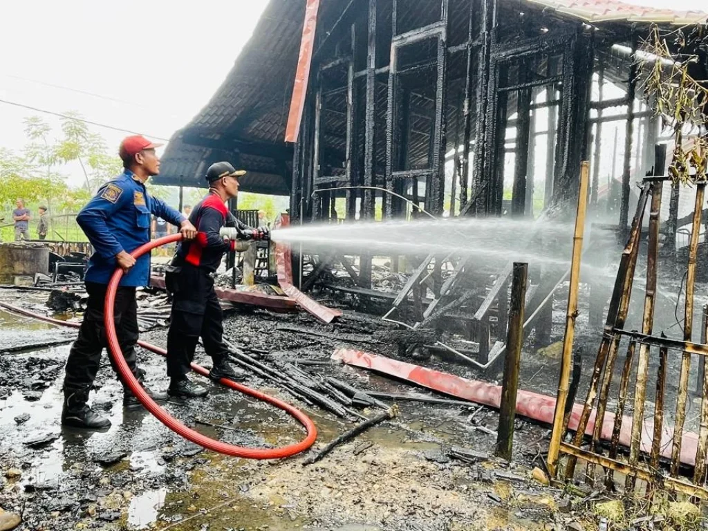 Petugas Pemadam Kebakaran Sedang memadamkan Api, Foto RB/15/10/2026