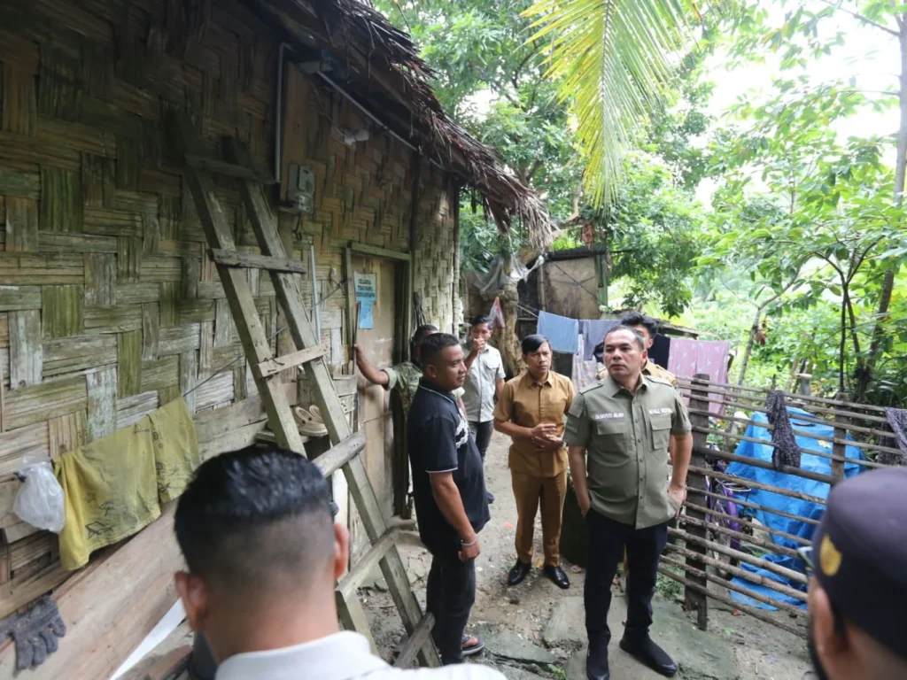 Wali Kota Lhokseumawe Dr. Sayuti Abubakar, S.H., M.H., meninjau langsung kondisi rumah warga tidak layak huni di Gampong Lhok Mon Puteh, Kecamatan Muara Dua, Selasa (20/10/2026).