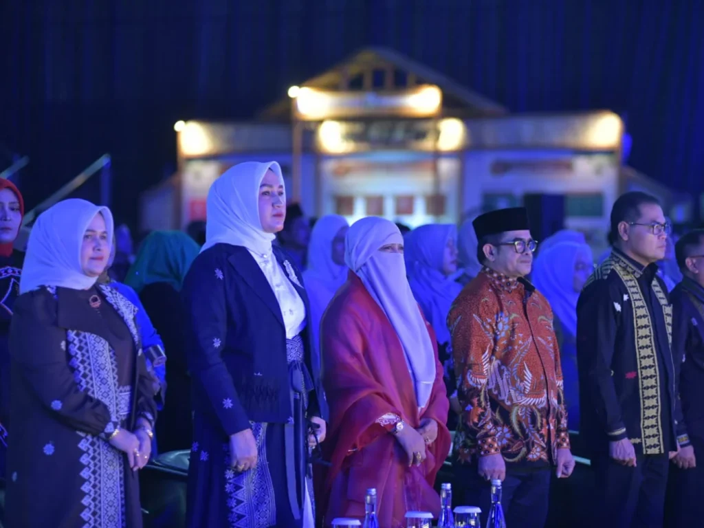 Penjabat (Pj.) Sekretaris Daerah Aceh, Taufik, menghadiri pembukaan Meuseuraya Festival 2026, Jumat (23/10/2026) di Balai Meuseuraya Aceh, Banda Aceh.
