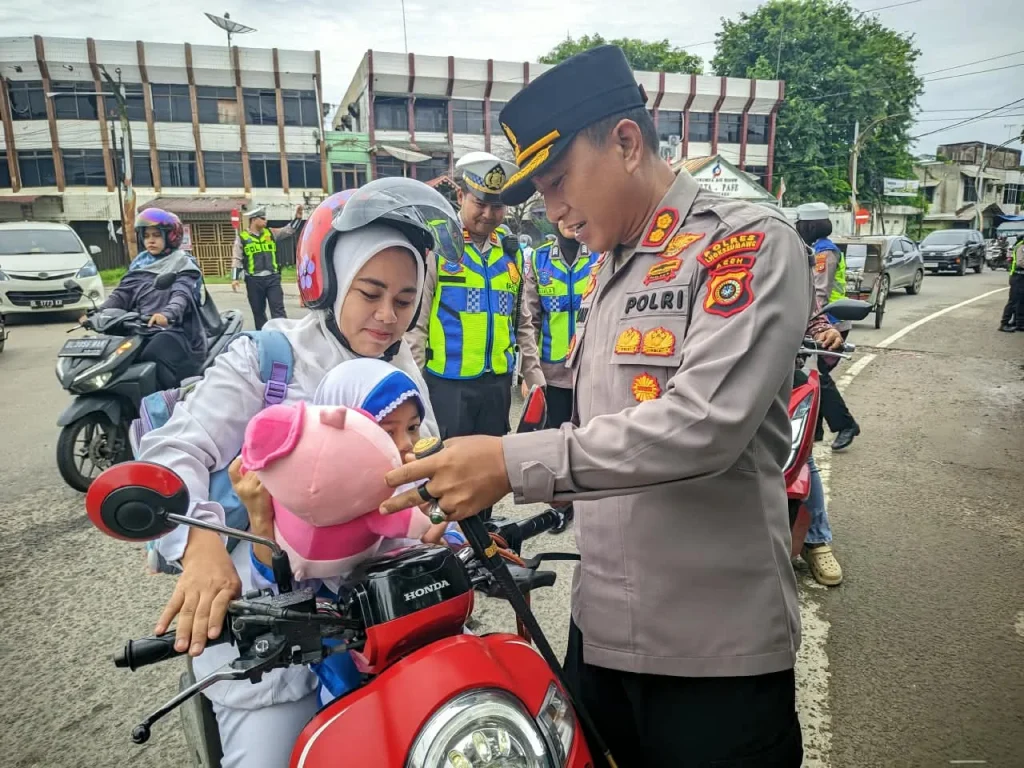 Mengawali hari pertama Operasi Patuh Seulawah 2026, Kapolres Lhokseumawe AKBP Dr. Ahzan, S.H., S.I.K., M.S.M., M.H. turun langsung ke jalan