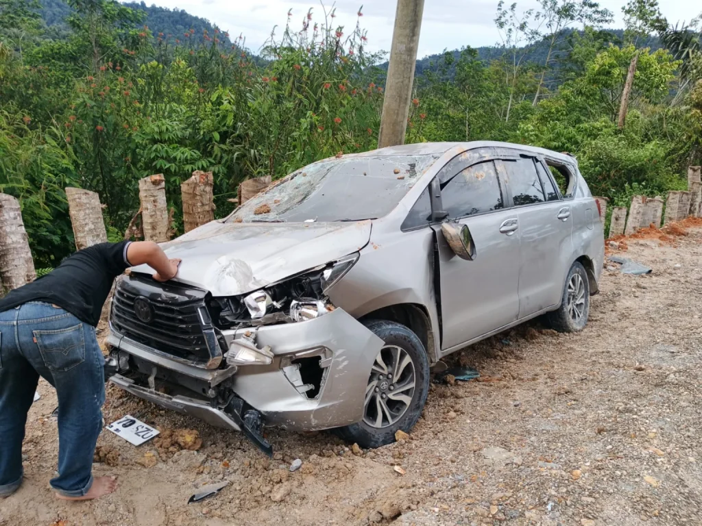 Rem Blong di Turunan Gunung Salak, Toyota Innova Terbalik, Tiga Penumpang Selamat